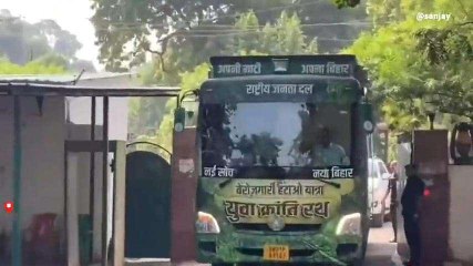 पटना: राजद सुप्रीमो लालू प्रसाद यादव अपने रथ पर सवार होकर छपरा के लिए हुए रवाना