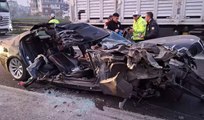 TEM'de feci kaza! Otomobil kamyona çarptı: 1 ölü, 2 yaralı