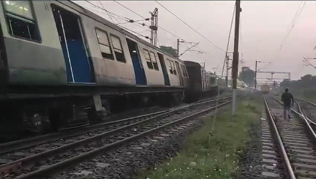 VIDEO: इलेक्ट्रिक ट्रेन के 3 खाली डिब्बे पटरी से उतरे, कोई हताहत नहीं