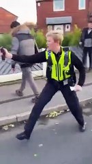 Polícia investigada após lançar gás pimenta contra multidão em Leeds