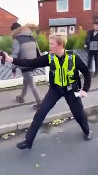 Polícia investigada após lançar gás pimenta contra multidão em Leeds