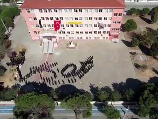 Lise öğrencilerinden Cumhuriyet'in 100. yaşında Atatürk imzalı koreografi!