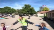 FORMATION À LA CIRCULATION DE LA GENDARMERIE D'EDİRNE AUX ÉTUDIANTS AVEC VÉHICULE MOBILE