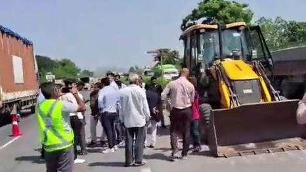सिरोही: रेवदर के आबू रोड में हाईवे पर कट बंद करने के चलते विरोध प्रदर्शन