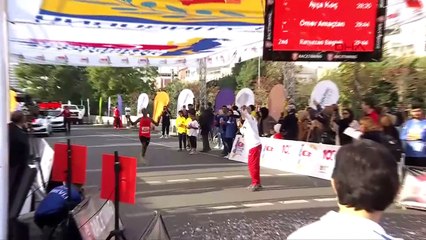 Zeytinburnu Uluslararası Cumhuriyet Koşusu'nda Ömer Amaçtan ve Gamze Bulut Duvar birinci oldu