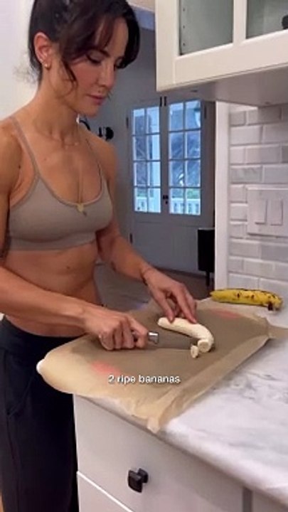 Protein Banana Chocolate Bark - super easy to make and incredibly delicious. No sugar added or needed