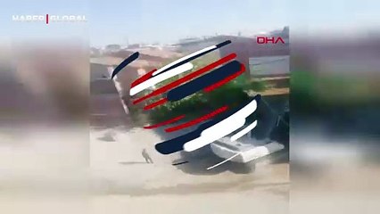 Malatya'da ağır hasarlı binaya dokunan kepçe binanın altında kaldı