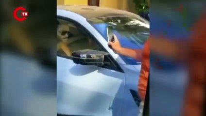 Can Yaman kendisini çeken hayranının telefonunu alıp fırlattı