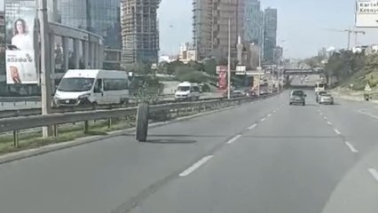 Trafikte tehlikeli anlar: Lastik, şeritler arasında gezdi