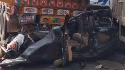 ट्रक की टक्कर से कंटेनर में जा घुसी कार,VIdeo देख कांप जाएगा कलेजा