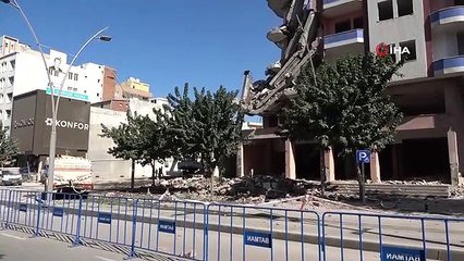 Depremde ağır hasar alan binalar yıkılmaya devam ediyor