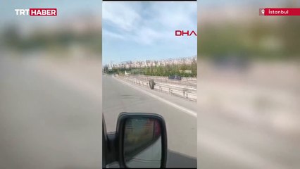 Seyir halindeki vinçten fırlayan lastik trafikte metrelerce ilerledi
