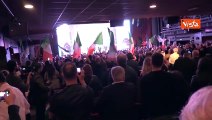 Festa di Fratelli d'Italia per un anno di Governo Meloni, il pubblico canta l'inno nazionale
