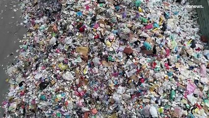 للتنبيه من المخاطر البيئية.. زوجان في تايوان يلتقطان صورة زفافهما أمام مكب للنفايات