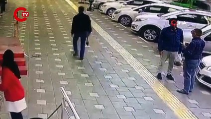 Balta ile park halindeki araçlara saldırdı; o anlar kamerada