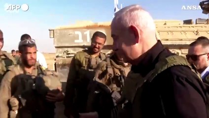 Israele, Netanyahu fa visita ai soldati vicino al confine con Gaza