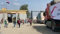 17 شاحنة مساعدات تعبر من رفح نحو قطاع غزة