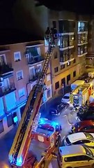 #EnEspaña Los bomberos llegan a apagar un fuego y una mujer les grita pidiendo otro tipo de ayuda.