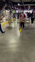 ️ Mirian, una abuela venezolana de 84 años, fue la primera en votar en las primarias en Bogotá, Colombia.   Miles de venezolanos en el extranjero participan en el proceso de primarias que elegirá al contrincante de Nicolás Maduro.