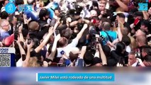 Javier Milei votó rodeado de una multitud