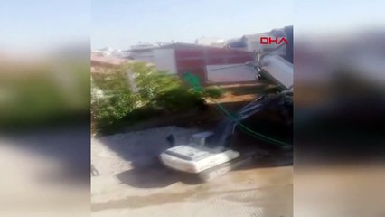 Malatya'da Yıkım Sırasında Bina Kepçenin Üzerine Yıkıldı