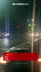 Aksi terpuji yang dilakukan oleh seorang pria yang membantu bapak-bapak tunanetra menyebrang jalan.