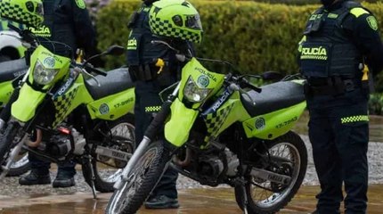“Rechazamos estas acciones”: Policía reaccionó a imágenes de uniformado que se subió a Transmilenio con su moto