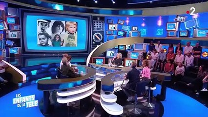 Laurence Boccolini reçoit Pascal Obispo, Philippe Risoli, Léa Salamé, Chimène Badi et Pascale Caverivière dans Les enfants de la télé sur France 2.