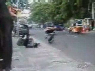 un petit singe qui fait de la moto