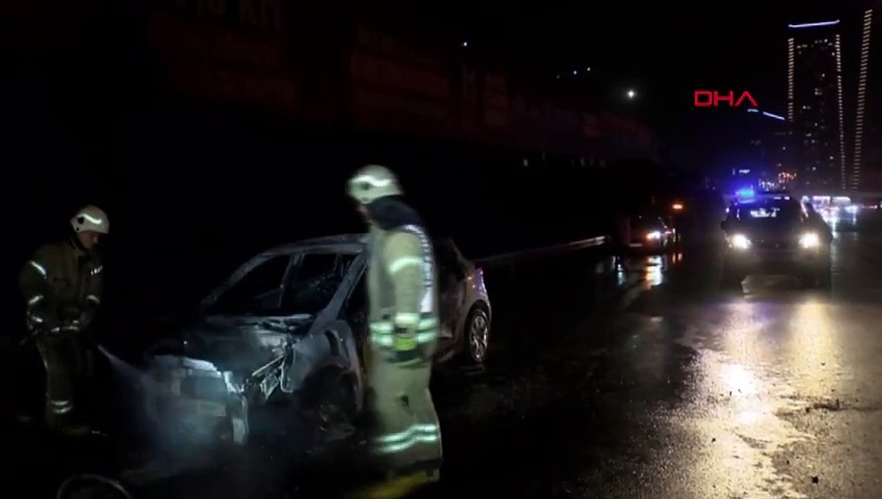 Kağıthane'de seyir halindeki otomobil alev alev yandı