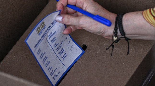 Venezolanos asisten masivamente a las urnas de votación en Bogotá por elecciones primarias