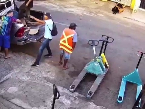 Vídeo flagra suspeitos 'especializados' em assalto a carros de luxo; assista