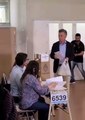 Facturas fantasmas: Macri se sacó la foto con su aporte a las autoridades de mesa y después voló