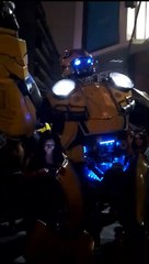 Transformate esta: el robot Bumblebee jugó para los libertarios y metió pasos en el búnker