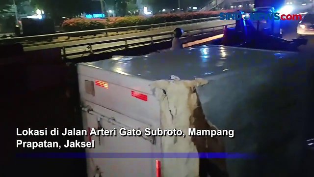 Diduga Ngantuk, Mobil Boks Muatan Makanan Terguling di Jakpus