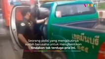 Pemotor Nekat BAB di Mobil Patroli Polisi saat Ditilang