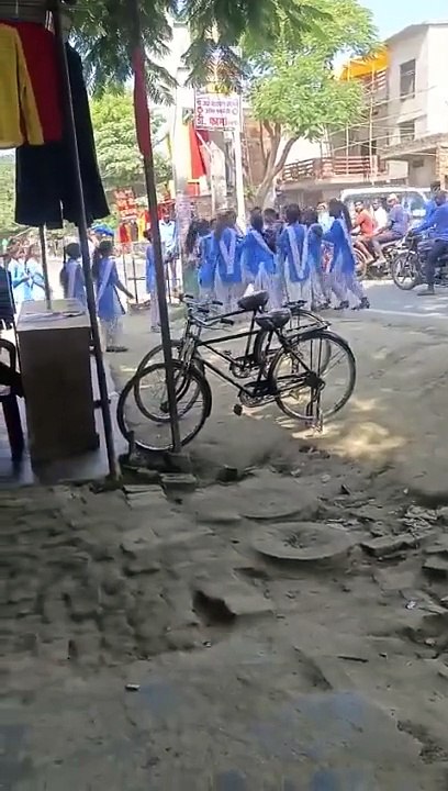 Video: किसी ने तोड़ा मुंह, तो किसी ने खींचे बाल....