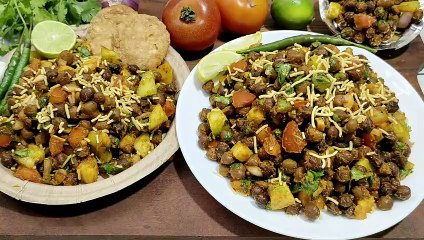 下载视频: मुंबई प्रसिद्ध ठेले वाली चटपटी चना चाट बनाने की विधि _ kala chana chaat recipe _ Masala chaat recipe