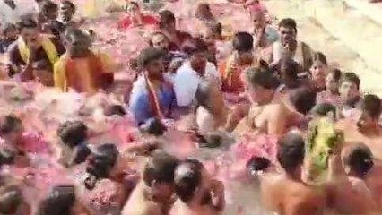 తిరుపతి జిల్లా: కోనేటిలోకి దిగిన భక్తులు