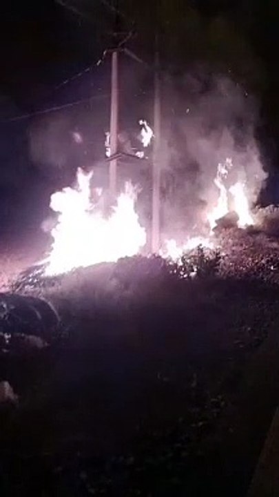 विधुत ट्रांसफार्मर फटने से लगी आग, देखें वीडियो