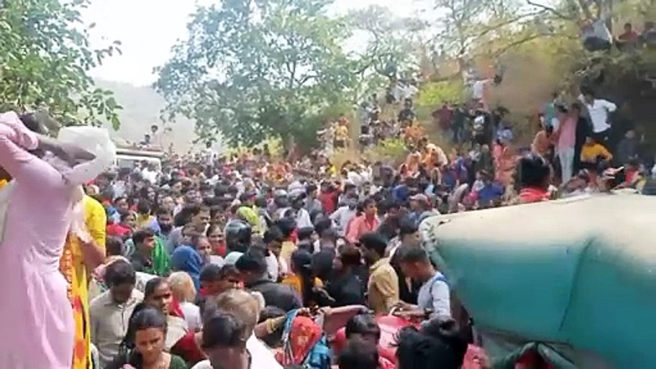 करणी माता के दर्शनों को उमड़ी भक्तों की भीड़, द...