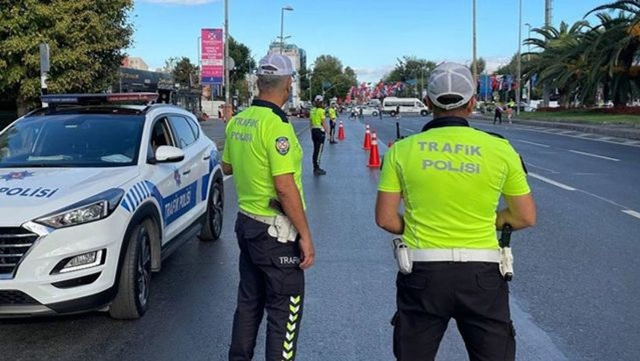 İstanbul Valiliği duyurdu! Cumhuriyet Bayramı provası nedeniyle bazı yollar trafiğe kapatılacak