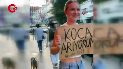 Taksim'de ilginç olay: Belaruslu kadın 'Koca arıyorum' dövizi açtı