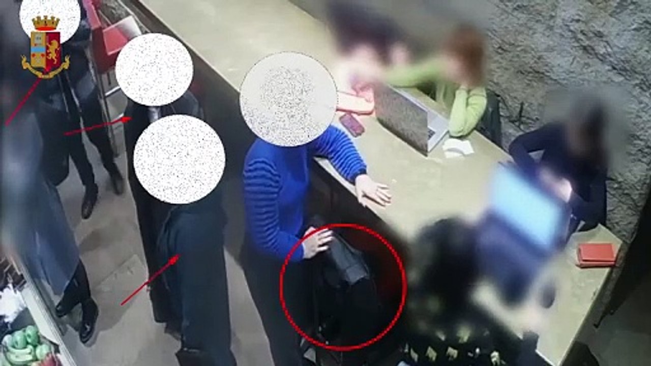 Milano, si fingono turisti e rubano una borsa in un bar del centro: tre arresti. Le immagini del furto