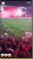 Yunan derbisinde futbolcu kafasından fişekle vuruldu, maç yarıda kaldı