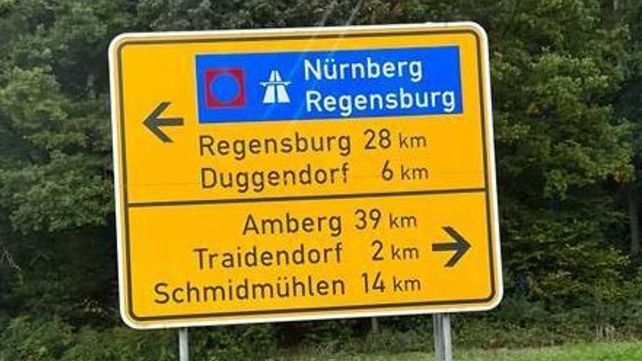 Rätsel um rotes Zeichen neben Autobahnschild: Das steckt dahinter