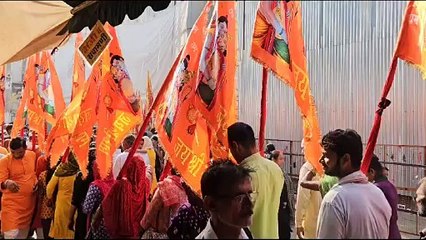 भक्तों की भीड़ से आस्थाधाम में लौटी रौनक, पुलिस ने हटवाया सड़क से अतिक्रमण