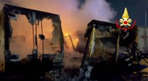 Casoria (NA) - Incendio in un deposito di alimentari: distrutti sei autocarri (23.10.23)