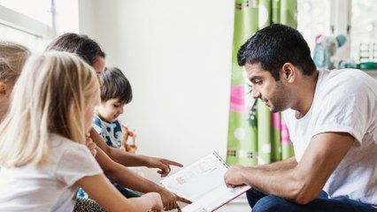 Eltern sind sauer: Mann darf ihren Kindern in der Kita nicht mehr vorlesen