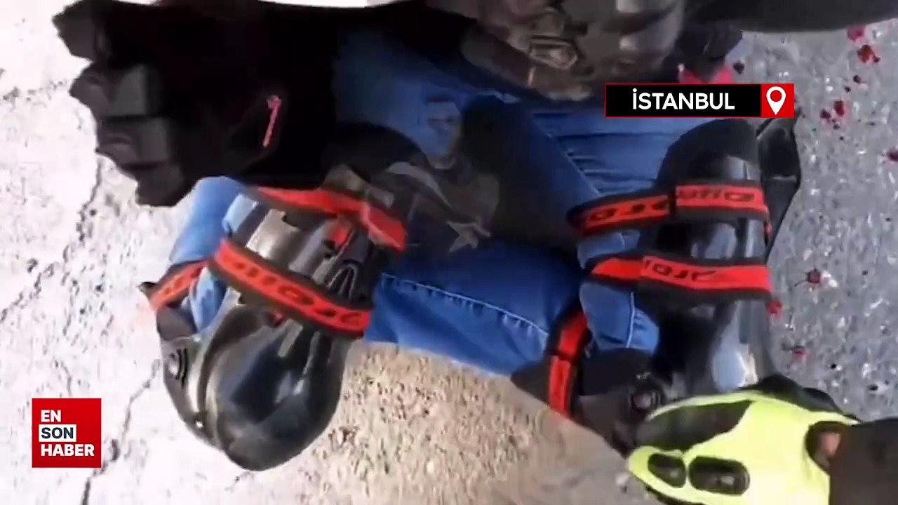 İstanbul'da emniyet şeridinde yaşanan kaza anı kask kamerasında
